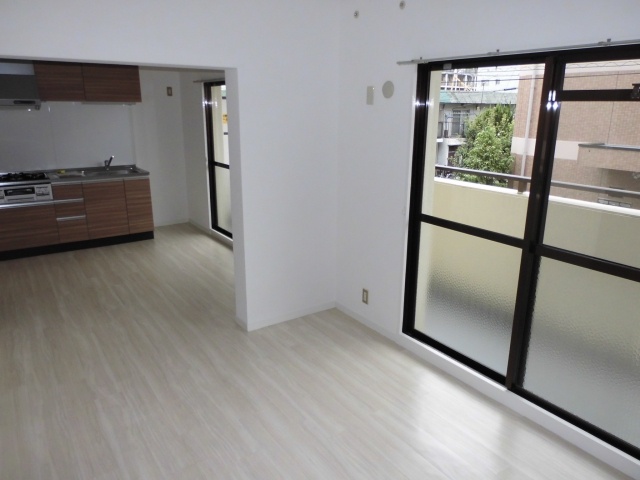 居室・リビング　床色が明るい色合いで、とてもきれいです。