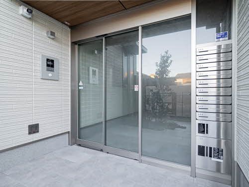 エントランス　安心安全オートロック付きです。