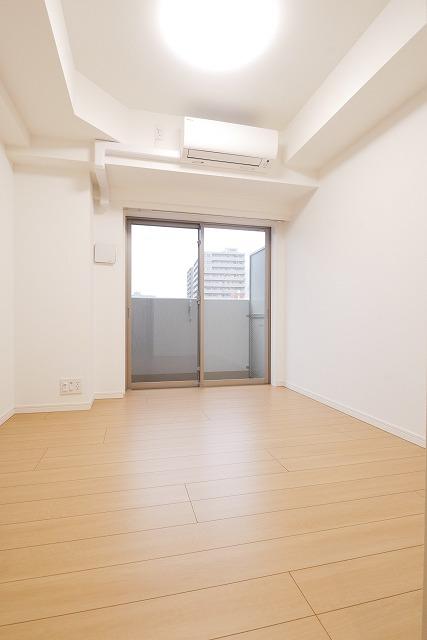 居室・リビング　「清潔感あふれる床材を使用した居室です」