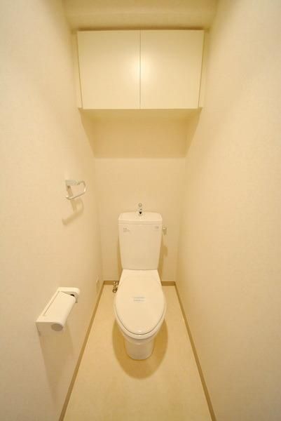 トイレ　★上部に棚付き★