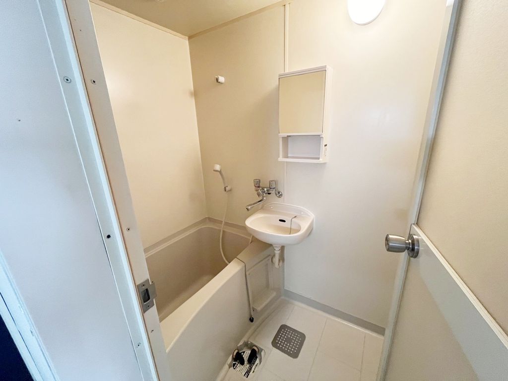 バス・シャワールーム　同物件別部屋写真