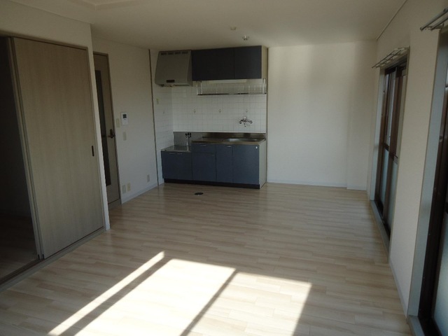 居室・リビング　掲載写真は同型の左右反転の部屋を掲載しております。仕様等が異