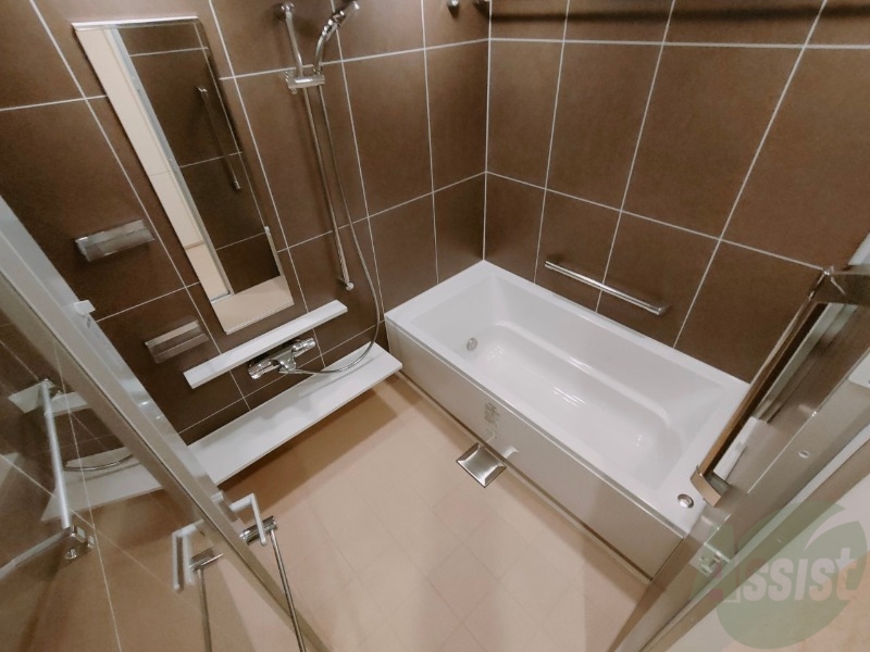 バス・シャワールーム　お風呂です。広々したバスでゆっくりくつろげます。