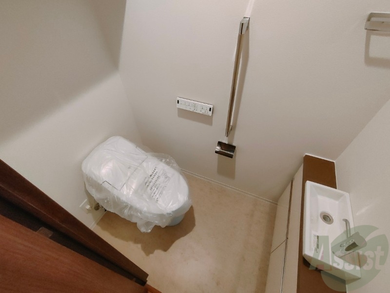 トイレ　広々お使いいただけるお手洗いになっています。