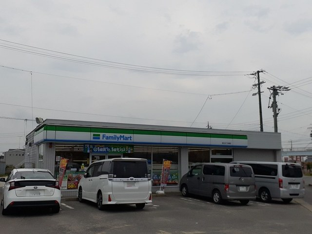 コンビニ　ファミリーマート（コンビニ）まで577m
