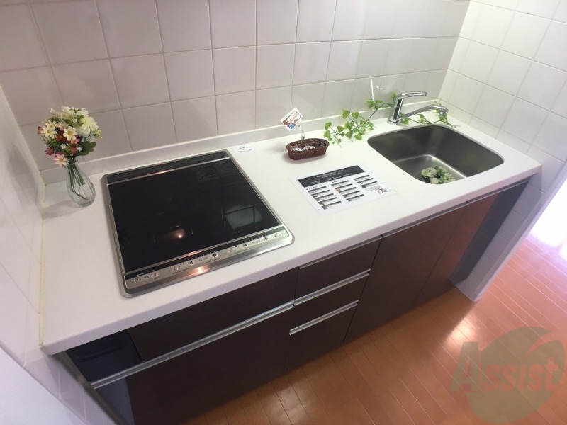 キッチン　キッチン周りは意外と物が多いので棚があるといいですね。