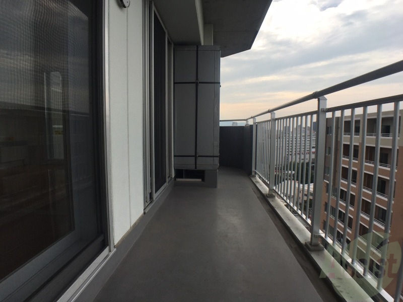 バルコニー　バルコニーは幅があり、広い印象を受けました。