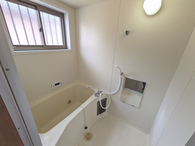 バス・シャワールーム　換気しやすい窓付きの浴室