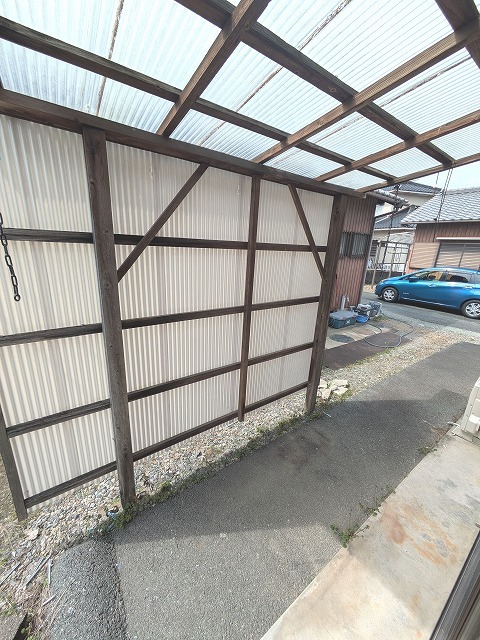 バルコニー　屋根がついていて洗濯干しにも