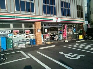 コンビニ　セブンイレブン（コンビニ）まで310m
