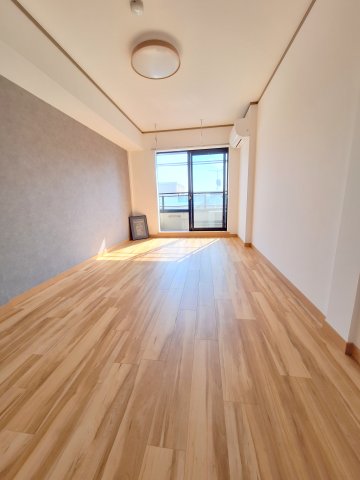 居室・リビング　同物件　同タイプ　別号室　※アクセントクロスの色は変更になり