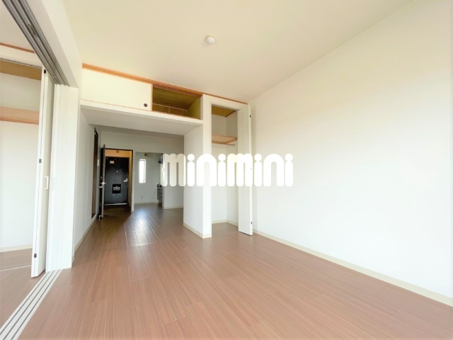 居室・リビング　下駄箱付き玄関