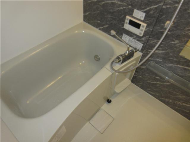 バス・シャワールーム　調理スペース広いキッチンです。清潔感のあるバスルーム。