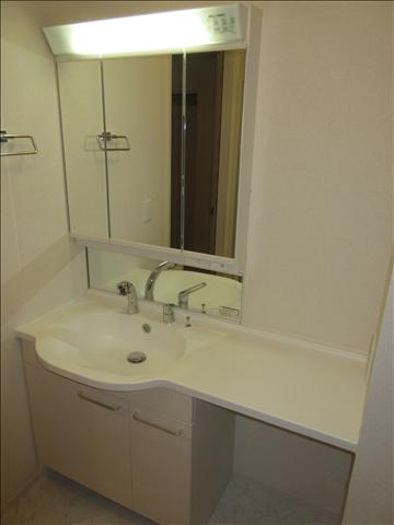 洗面設備　三面鏡の洗面台です。高級感のある洗面台