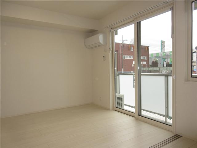 居室・リビング　南向きの明るいリビングです。