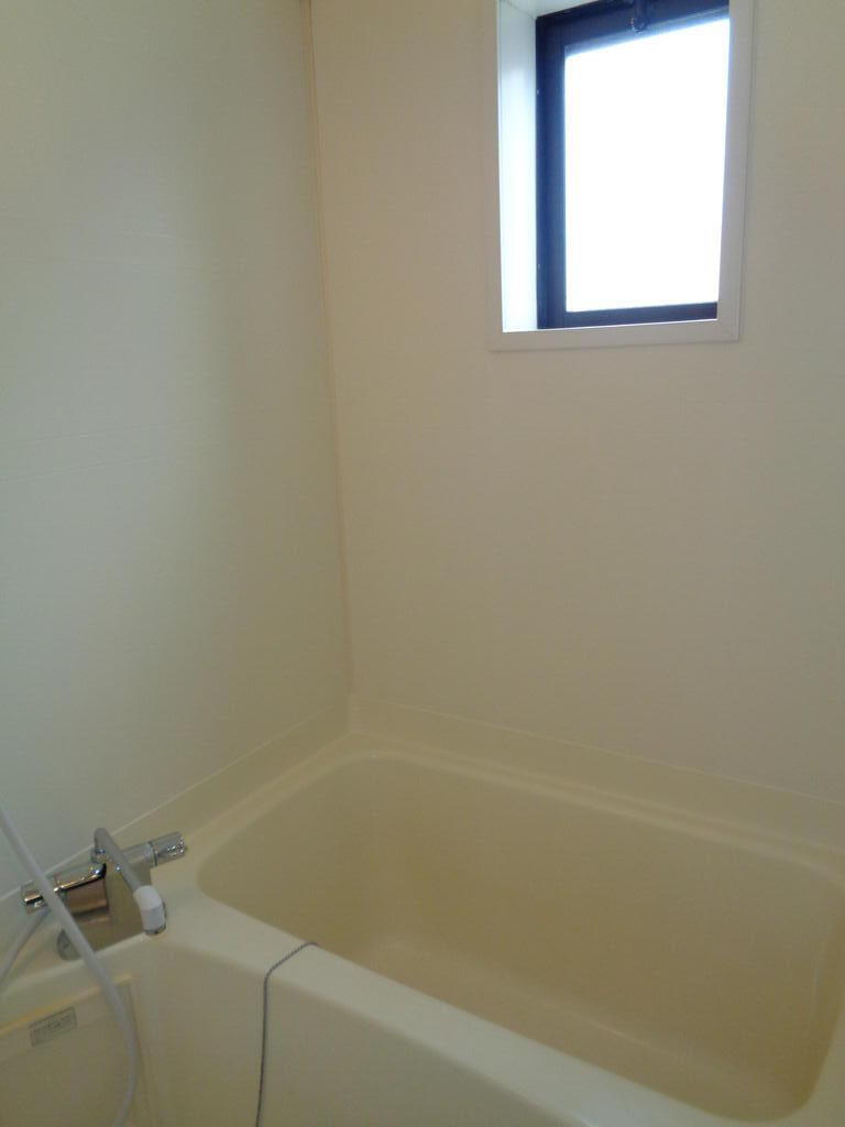 バス・シャワールーム　小窓付きで自然換気のできる浴室