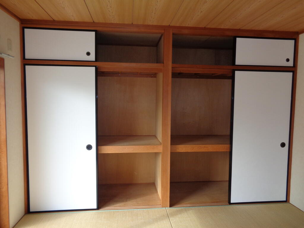 収納　和室には天袋、押し入れあり