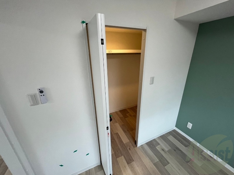 収納　こちらの収納にはハンガーをかけて服もしまえますね。