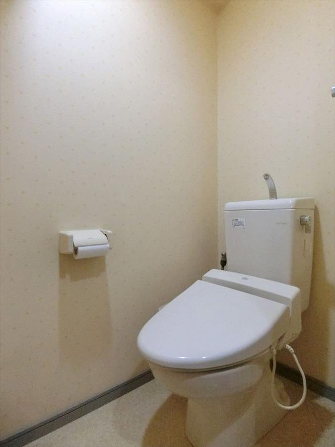 トイレ　同じ間取りの別部屋の写真になります。