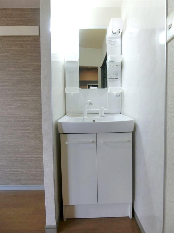 洗面設備　同じ間取りの別部屋の写真になります。