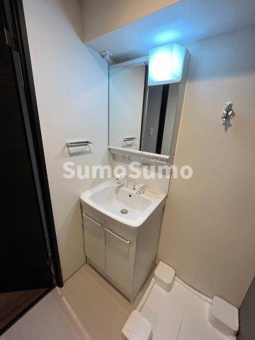 洗面設備　明るい洗面所です