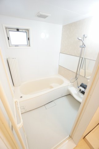 バス・シャワールーム　※同物件、同タイプ、間取り反転のお部屋です