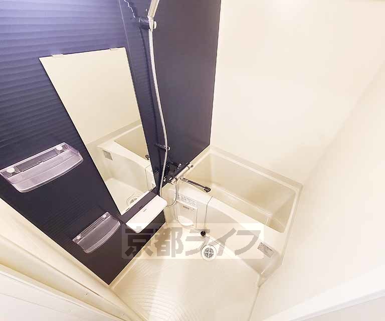 バス・シャワールーム　鏡の付いた便利なお風呂