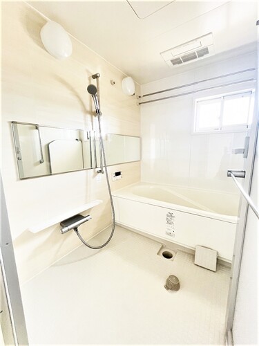 バス・シャワールーム　窓のある明るいバスルーム　※前回募集時