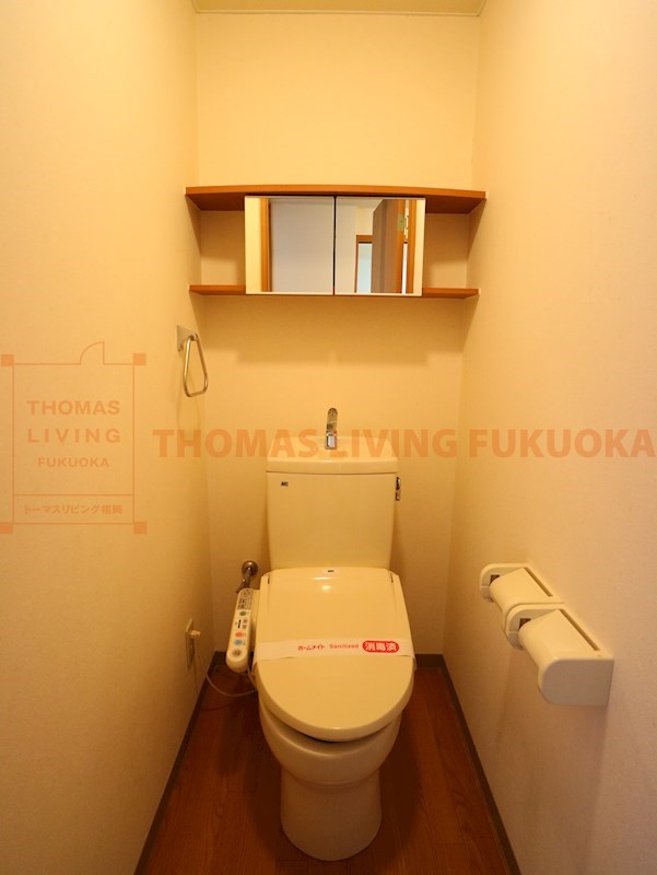 トイレ　嬉しいウォシュレット付きです。