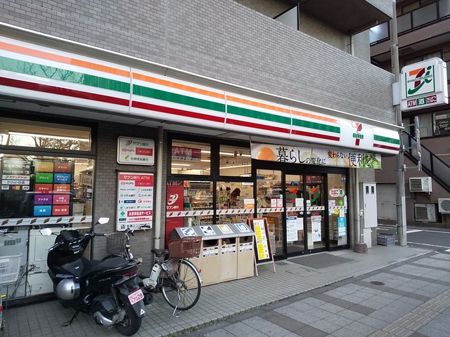 コンビニ　セブンイレブン港区芝３丁目店（コンビニ）まで140m