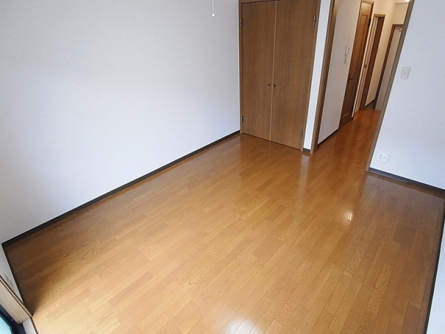 居室・リビング　広々とした室内は日当たりも良好