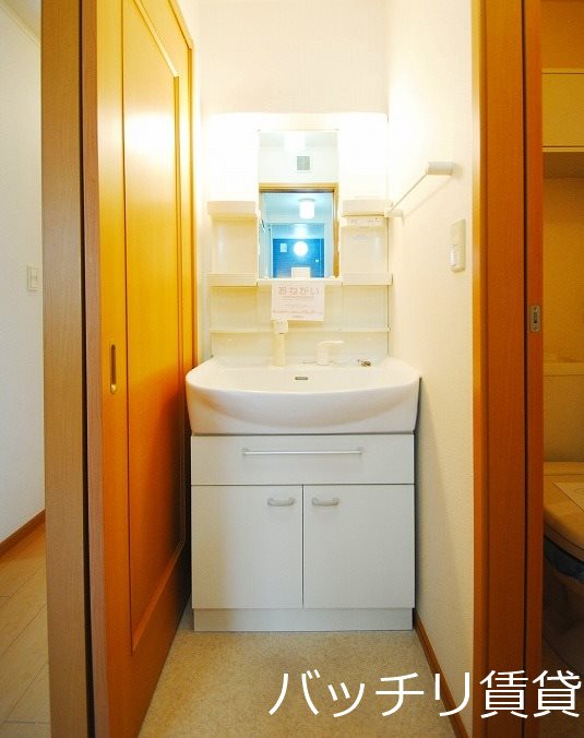 洗面設備　同シリーズの別号室の画像。現況を優先します。