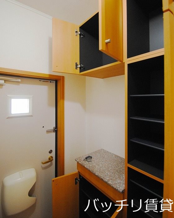 玄関　同シリーズの別号室の画像。現況を優先します。