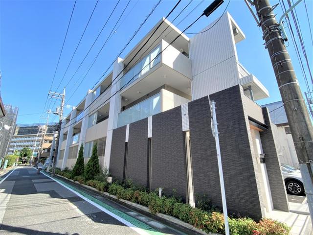 建物外観　３階建ての賃貸マンション