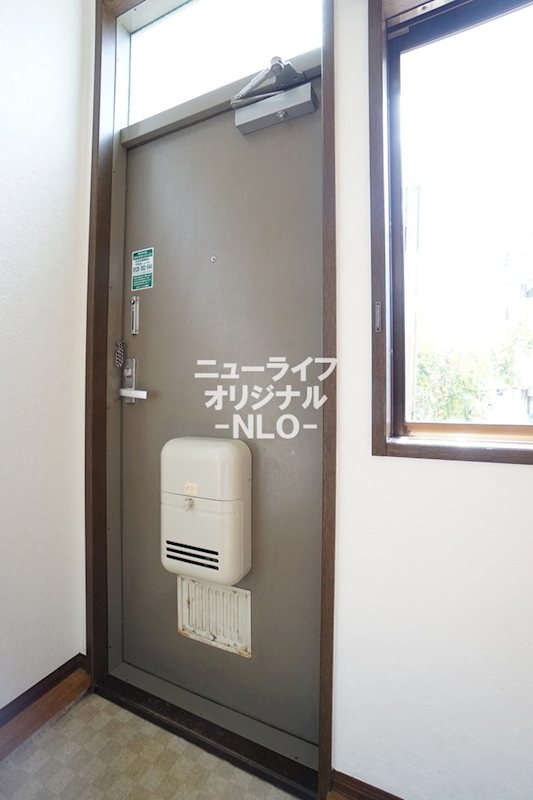 玄関　ドア上部の窓から明るい光が差し込みます☆