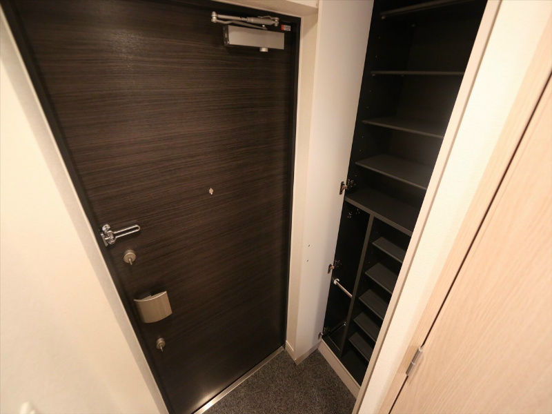 玄関　玄関　シューズボックス付（収納充実してます）