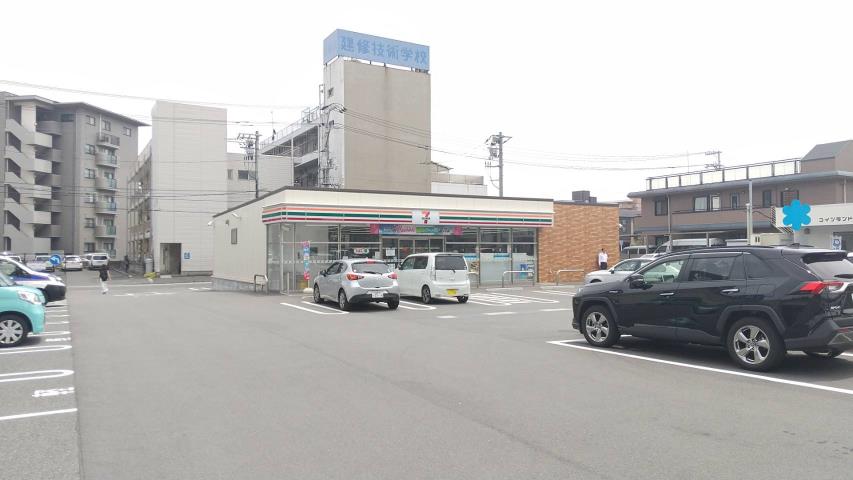 コンビニ　セブンイレブン（コンビニ）まで758m