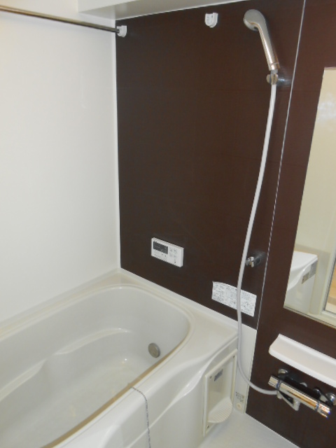 バス・シャワールーム　追焚機能付浴槽・浴室乾燥機完備