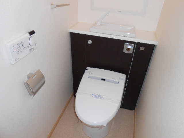 トイレ　温水洗浄便座完備・小物収納棚有り
