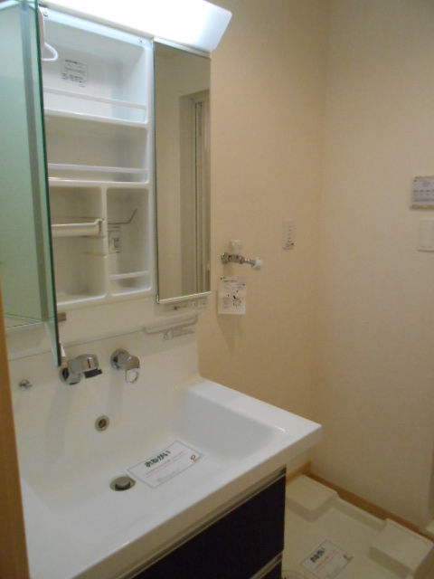 洗面設備　シャワー付洗面化粧台・屋内洗濯機置場完備