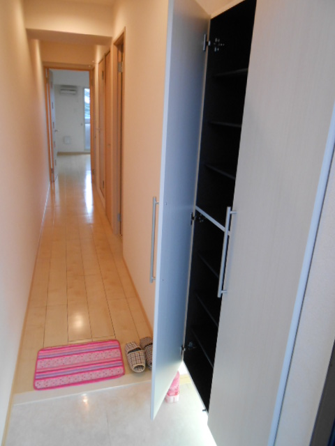 玄関　天井高シューズクローゼット・フットランプ（足元照明）完備