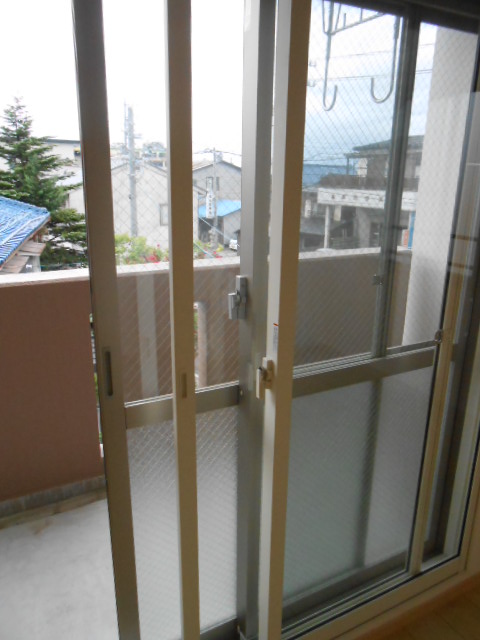 バルコニー　南面ルーフ・ワイドバルコニー（防犯二重サッシ完備）