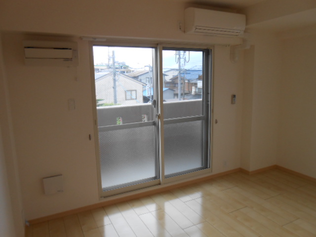 居室・リビング　南面リビング（１０．５畳）・エアコン完備