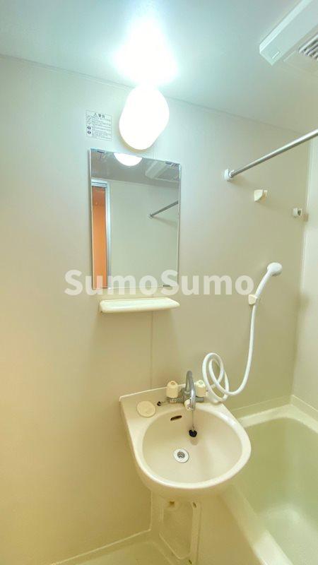 洗面設備　明るい洗面所です