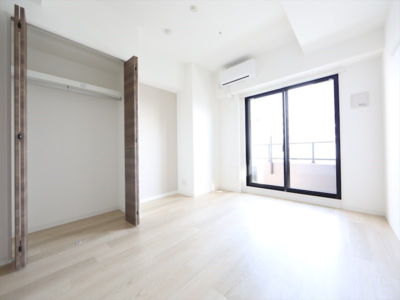 居室・リビング　洋室7.8帖　エアコン完備　クローゼット付　バルコニー