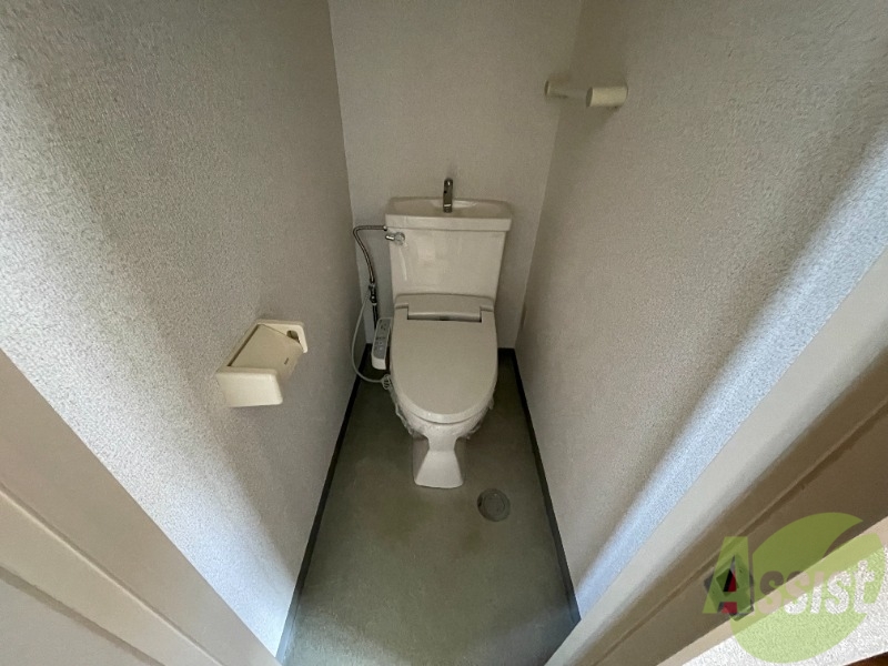 トイレ　温水洗浄便座なので快適に使用できそうですね。
