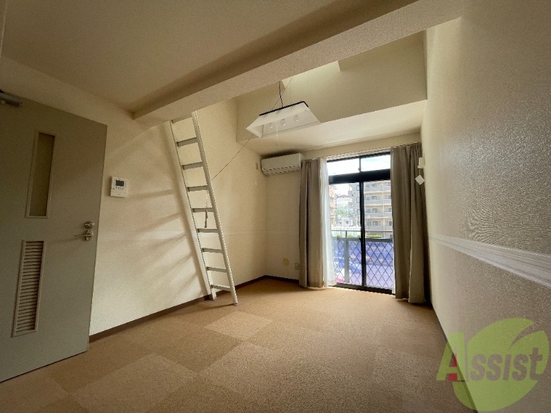 居室・リビング　６．５帖のお部屋です。明るいお部屋で気持ちが良いですね。