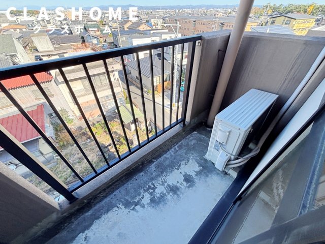 バルコニー　同物件の別部屋になります。