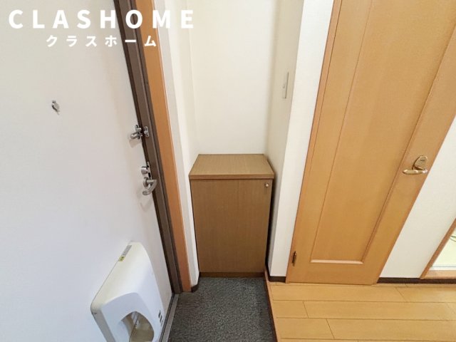 玄関　同物件の別部屋になります。