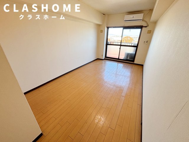 居室・リビング　同物件の別部屋になります。